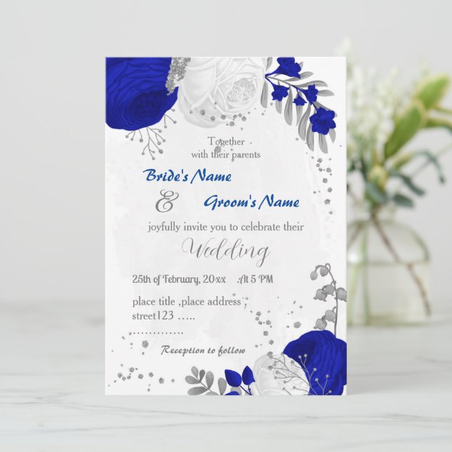 Invitación boda botánico de plata de flores reales azules y b (Anverso de pie)