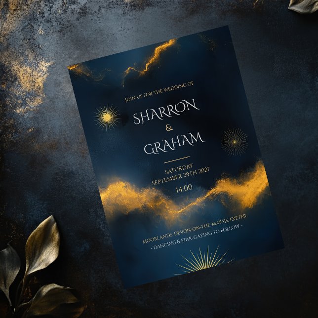 Invitación Boda celeste - Noche estelar azul de media noche (Celebrate your love story with a wedding invitation that captures the magic of the universe. )