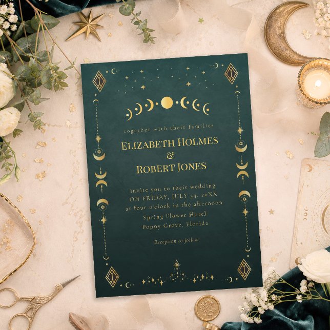 Invitación Boda Celestial Gótica Verde Azul Oscuro (Celestial Gothic Dark Teal Wedding Invitation on a table with celestial wedding decor and flowers)