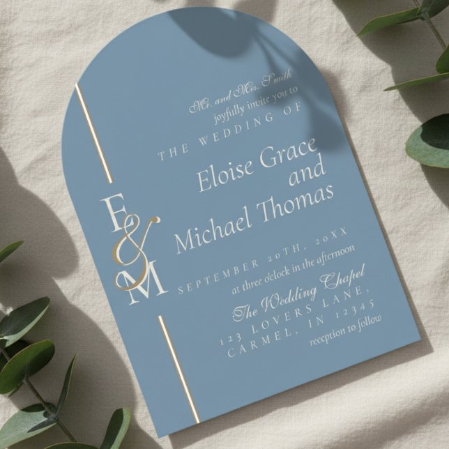 Invitación Boda con Arco de Azul Polvoriento en Escritura de  (Announce your special day with this luxurious Modern Monogram Script Arch Wedding Invitation!)