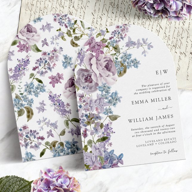 Invitación Boda con Arco de Lilas Monogramado (Monogrammed Lilac Floral Arch Wedding Invitation by Painted Paperie
)