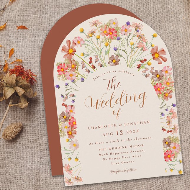 Invitación Boda con Arco Floral de Flores Silvestres Rústicas (Boho fall rustic wildflower floral wedding burnt orange terracotta beige wedding invitation elegant)