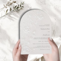Boda con arco floral de rosa en relieve ciego fals