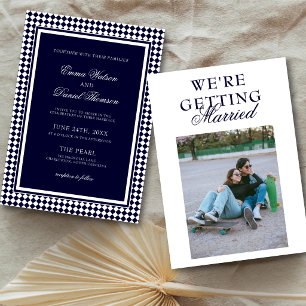 Invitación Boda con borde de arlequín azul marino en la parte