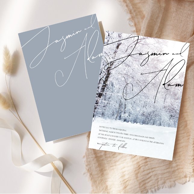 Invitación Boda con guión de bosque de madera azul polvorient (Winter Snow Dusty Blue Woodland Script Wedding Invitation)