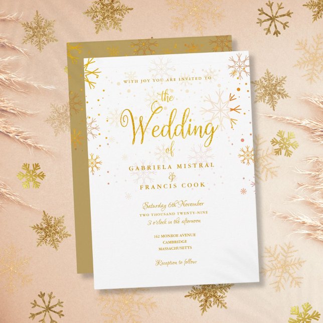 Invitación Boda con guión elegante copos de nieve dorados de  (Gold Winter Snowflakes Elegant Script Wedding Invitation)