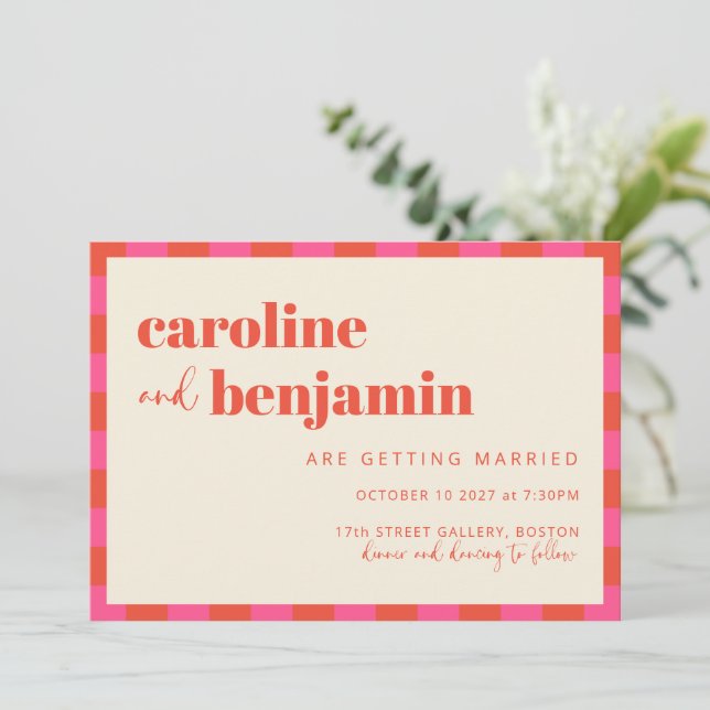 Invitación Boda con patrón de tablero de ajedrez rosa y naran (Anverso de pie)