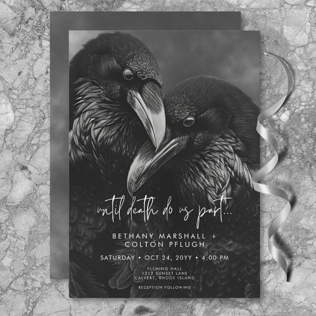 Invitación Boda de abrazo gótico negro y blanco de raven (Gothic Black & White Raven Embrace Wedding Invitation)