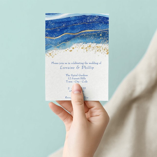 Invitación Boda de acuarela azul y dorado (Blue and gold watercolor wedding invitation with elegant script.)