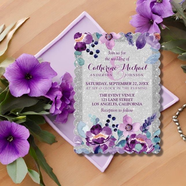 Invitación Boda de Acuarela Floral Morado y Brillo Plateado (Flat lay romantic plum lilac spring with watercolor lavender pansy floral silver glitter Invitation)