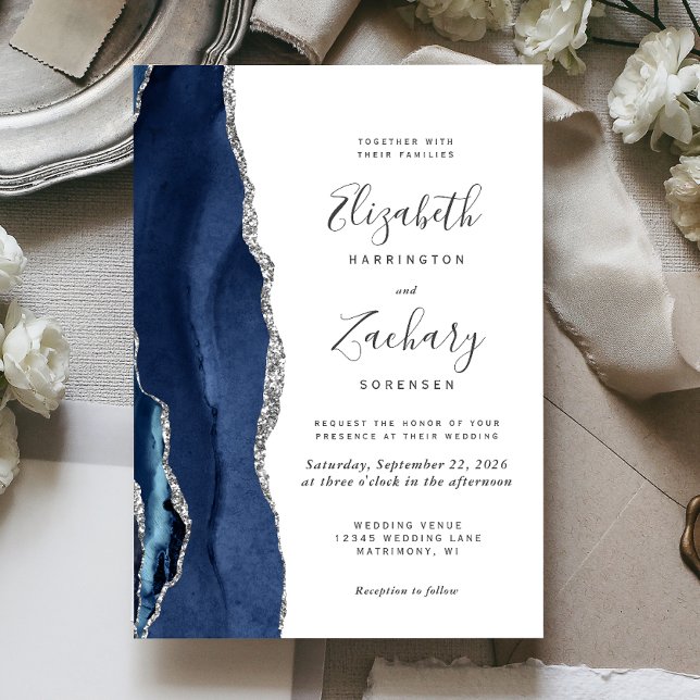 Invitación Boda de ágata plateada azul marino moderna (The perfect choice for a navy blue and silver themed wedding.)