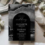 Invitación Boda de Agate de Plata Negra de Arco Moderno<br><div class="desc">Este moderno diseño presenta una forma de arco negro sobre un fondo de agate acuático negro recortado con purpurina de imitación plateado. La palabra "boda" aparece en un guión blanco elegante. Personalice la invitación con los nombres de la novia y el novio en una combinación de tipografía serif y sans...</div>