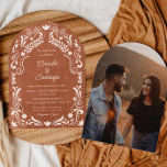 Invitación Boda de Arco de Foto Español de Terracota Rústica<br><div class="desc">Anuncie su día especial con esta rústica invitación a la boda de terracota con un diseño de arco fotográfico español. Escrito enteramente en español, es perfecto para parejas que desean celebrar su herencia o celebrar una ceremonia en español. Con tonos cálidos y terrenales y una estética atemporal, esta invitación es...</div>
