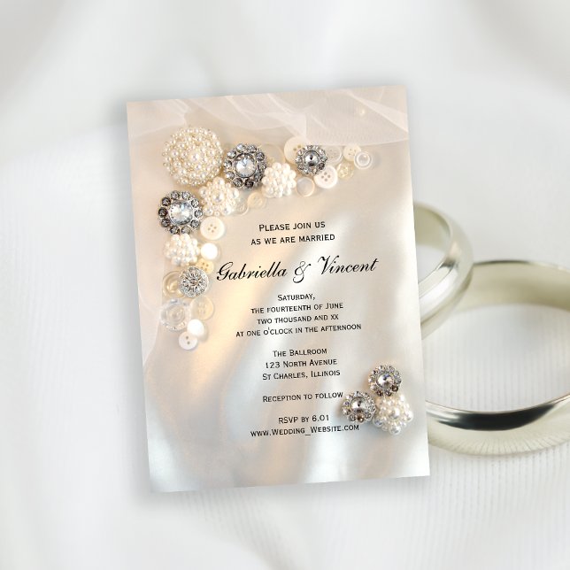 Invitación Boda de botones de perla blanca y diamantes falsos (Subido por el creador)