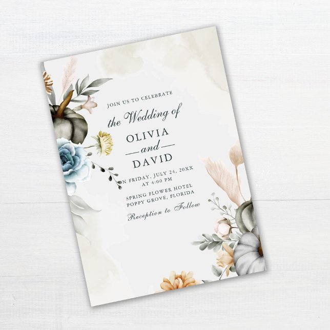 Invitación Boda de calabaza blanca y flores silvestres de oto (White Pumpkin and Fall Wildflowers Wedding Invitation on white wooden table)