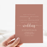Invitación Boda de caligrafía minimalista Terracotta<br><div class="desc">Esta minimalista caligrafía de la invitación a la boda de terracota es perfecta para un boda moderno. El diseño,  sencillo y elegante,  presenta una tipografía de escritura clásica y elegante.</div>