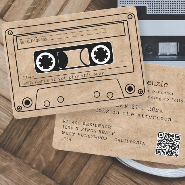 Invitación boda de cintas de música retro estilo años 80 (80s Style Retro Music Tape Wedding Invitation by Ricaso. Modern quirky invites for the fun couple)
