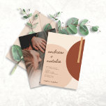 Invitación Boda de círculos abstractos de color boho moderno<br><div class="desc">Una invitación de bodas moderna y elegante que da un ambiente retro de los años 70 con su círculo abstracto y formas rectangulares en tonos tierra monocromáticos de terracota,  naranja quemado y beige. Personalice los detalles del boda y la foto.</div>