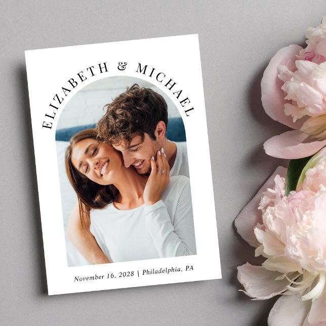 Invitación Boda de código QR de fotografía de arco moderno (Celebrate your love story with an invitation showcasing your favorite photo in an elegant arch frame)