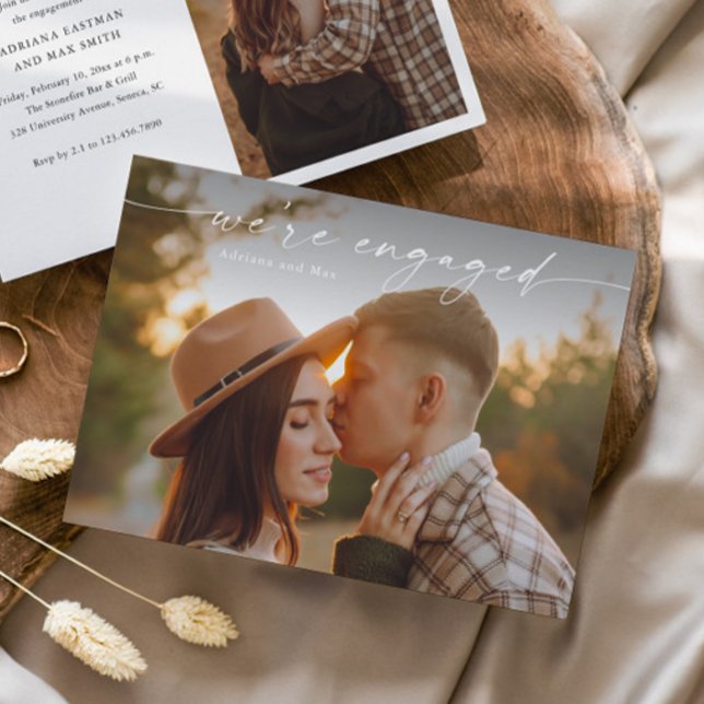 Invitación Boda de compromiso de foto de guión simple 2 (Elegant Handwritten Script 2 Photo Engagement Photo Announcement Invitation.)