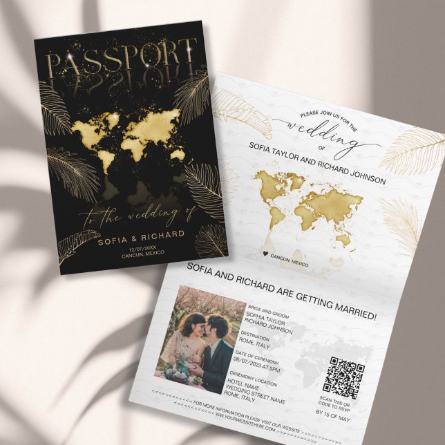 Invitación Boda de Destino Tropical Código QR de Pasaporte (elegant passport wedding invitation with gold world map and palm leaves )