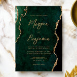 Invitación Boda de escritura moderna sobre el ápice verde esm<br><div class="desc">Esta elegante invitación a la boda presenta una imagen de fondo de un batido de color verde esmeralda adornado con un falso purpurina de oro. El texto del personalizable combina la escritura a mano moderna de color dorado, el copperplate y las tipografías cursivas. El reverso presenta un diseño coordinado de...</div>