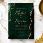 Invitación Boda de escritura moderna sobre el ápice verde esm<br><div class="desc">Esta elegante invitación a la boda presenta una imagen de fondo de un batido de color verde esmeralda adornado con un falso purpurina de oro. El texto del personalizable combina la escritura a mano moderna de color dorado, el copperplate y las tipografías cursivas. El reverso presenta un diseño coordinado de...</div>