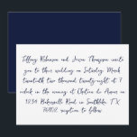 Invitación Boda de estilo manuscrito blanco y azul marino<br><div class="desc">Los detalles del boda se enumeran en un estilo manuscrito,  azul marino. La parte posterior de la invitación es un azul marino sólido con texto blanco para la fecha.</div>