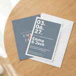 Invitación Boda de fecha vertical azul moderno<br><div class="desc">Esta elegante invitación a las bodas presenta un diseño de fecha vertical en blanco puro sobre un fondo azul pizarra, combinado con una tipografía moderna para un aspecto elegante y contemporáneo. Perfecto para parejas que buscan una estética minimalista con un toque gráfico. Ideal para los bodas modernos, urbanos o de...</div>