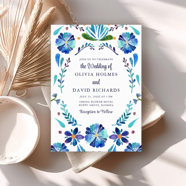 Invitación Boda de Fiesta Floral Mexicana Azul y Blanco (Blue and White Mexican Floral Fiesta Wedding Invitation on a boho table.)