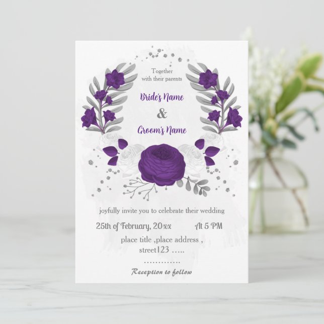 Invitación boda de flores reales moradas blancas plateadas (Anverso de pie)