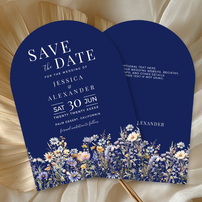 Invitación Boda de flores silvestres azul turquesa Armada Sal (Dusty Blue Watercolor Wildflowers Wedding Arch Save the Date, Navy Blue Background, Text on Back.)