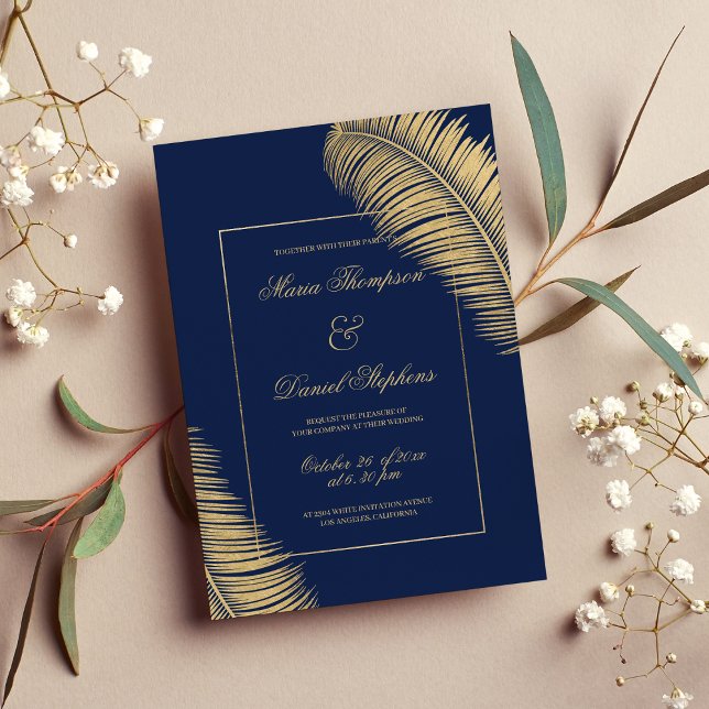 Invitación Boda de follaje dorado tropical elegante azul mari (Tropical elegant navy blue gold foliage wedding)