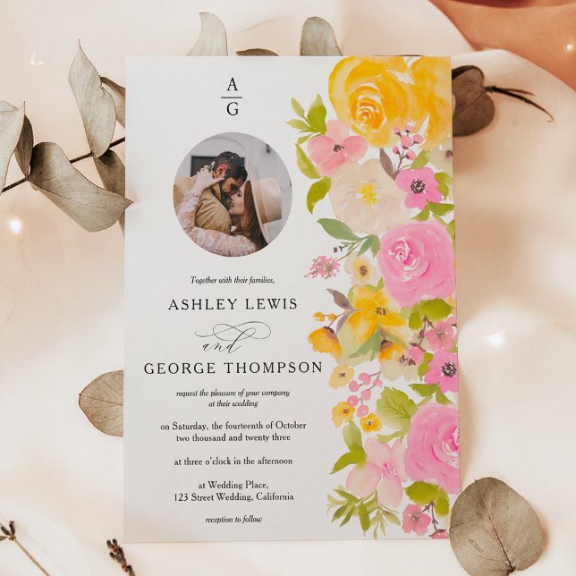 Invitación Boda de foto de iniciales florales amarillas brill (Bright bold yellow floral initials photo wedding invitation)