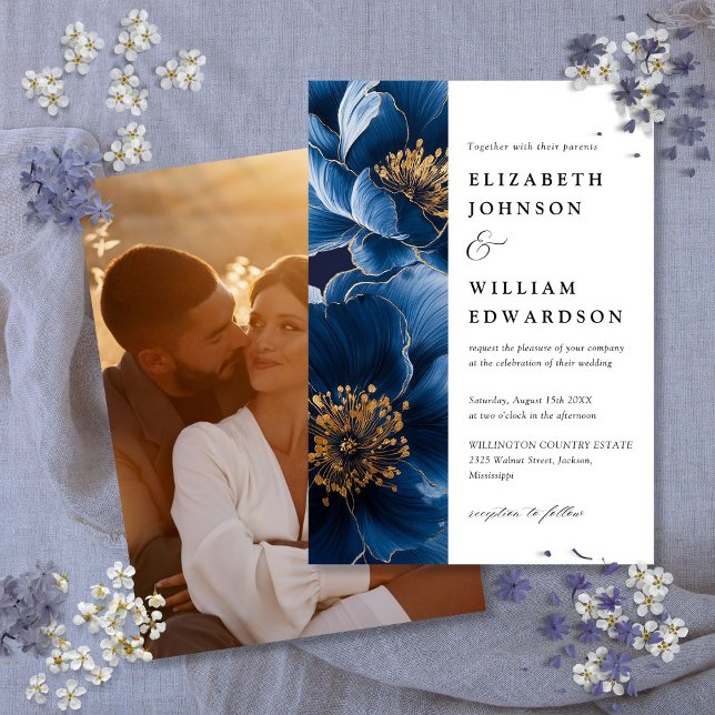 Invitación Boda de foto floral moderna en azul marino y dorad (Modern Navy Blue And Gold Floral Photo Wedding Invitation)
