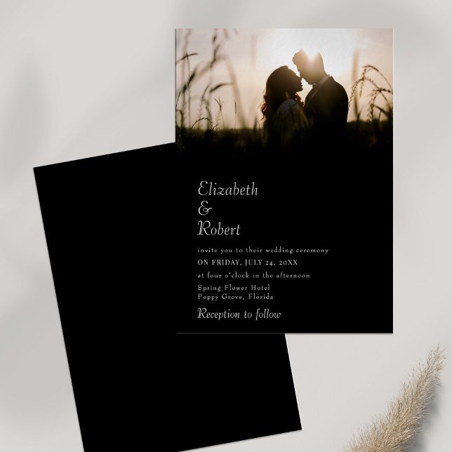 Invitación Boda de fotografía de Personalizado negro moderno (Modern Black Custom Photo Wedding Invitation on white table with dry wildflower.)