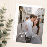 Invitación Boda de fotografía de superposición moderna Fecha<br><div class="desc">Anuncie su día especial con nuestro Boda moderno de fotografía superpuesta Save Date Invitation. Perfecto para un destino o un boda rústico, esta elegante tarjeta incluye una hermosa foto con un claro overlay de terciopelo. El diseño minimalista refleja la esencia de un boda moderno pero de inspiración vintage. Ideal para...</div>