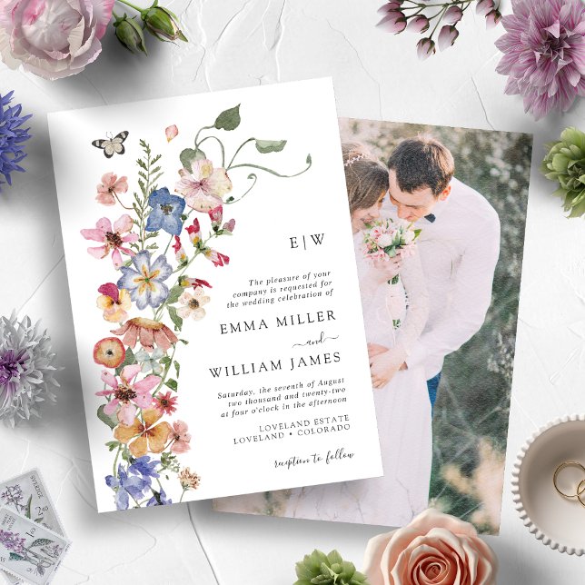 Invitación Boda de fotografía floral moderna (Watercolor Colorful Wildflower Monogrammed Wedding Invitation with Engagement Photo)
