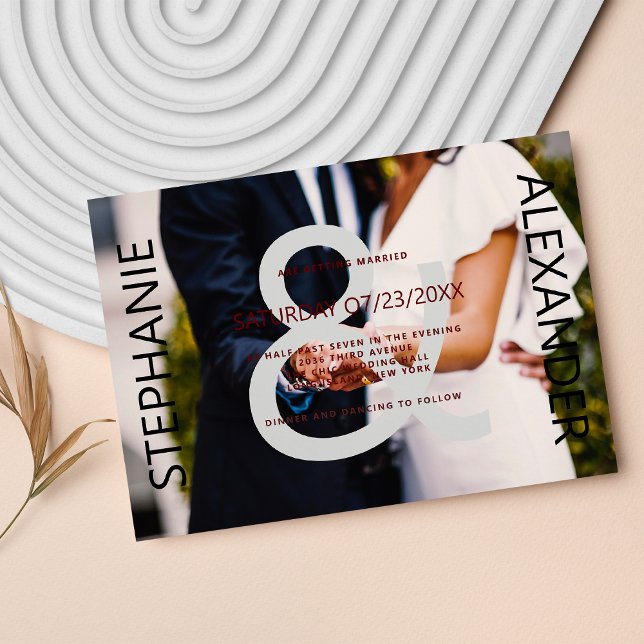 Invitación Boda de fotografía y de la pareja blanca moderna (Modern black white couple ampersand photo wedding)