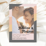 Invitación Boda de fotos con fondo de color arcoiris oscuro y<br><div class="desc">Esta retro invitación a la boda con fotos desvanecidas e informales de arcoiris de los años 70 es perfecta para tu simple naranja vintage, oro rosa y boda rosa rubor. Diseñado con elementos de un arco boho clásico y colorido y rayas minimalistas gruesas. El diseño tiene un toque de playa...</div>