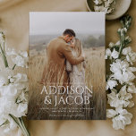 Invitación Boda de fotos de nombres de tipo simple y moderno<br><div class="desc">Budget Modern Simple Type Names Photo Wedding Invitation muestra tu foto de compromiso de tamaño completo para anunciar a tu próximo boda. La tipografía moderna crea una invitación elegante y mínima.</div>