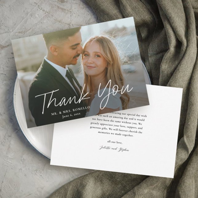 Invitación Boda de fotos simple de escritura moderna Gracias (Modern script photo wedding thank you card with full bleed photo typography overlay.)