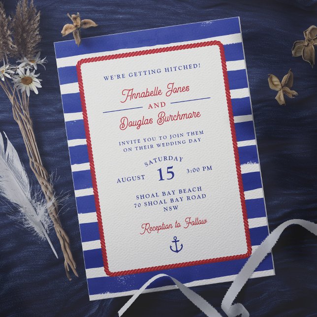 Invitación Boda de franjas de color azul rústico náutico (Nautical wedding invitation with blue and white watercolor stripes background)