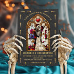 Invitación Boda de Gótico Novia y Groom Skeleton<br><div class="desc">La tarjeta Tarot inspiró las invitaciones de boda de "los amantes". Presenta un esqueleto de vidrio manchado, novia y novio en una iglesia como marco de ventana con un fondo negro de textura falsa. Falsos detalles de oro. Perfecto para Halloween, una noche bajo las estrellas, cósmico, horóscopo, gótico o mágica...</div>