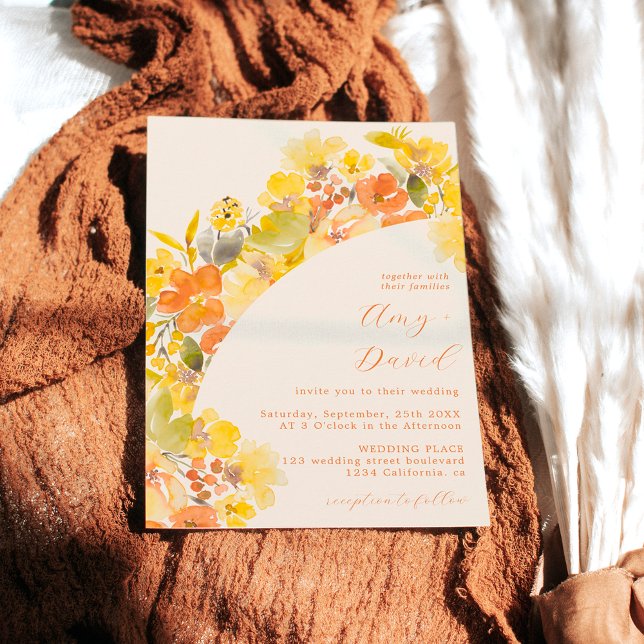 Invitación Boda de guiones de flores amarillas de otoño (Fall boho yellow flowers script wedding invitation on beige ivory)