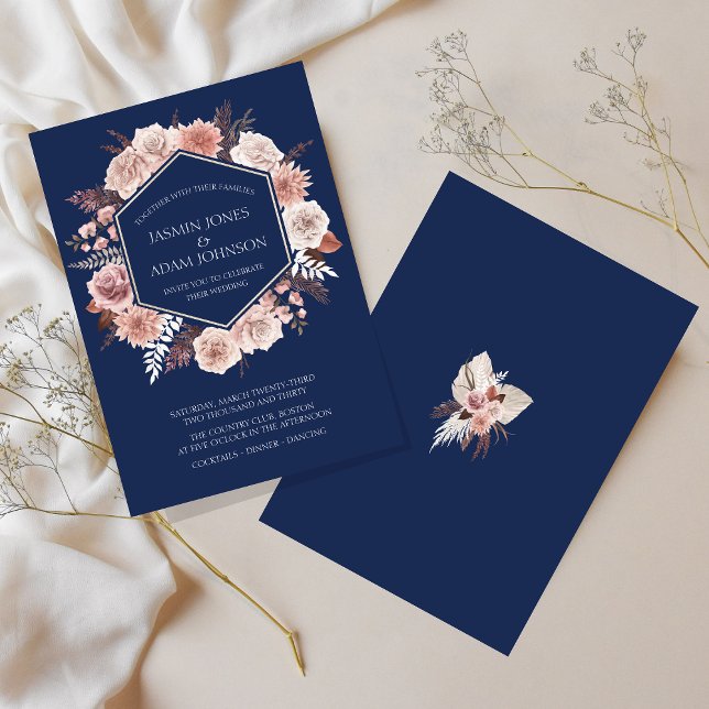 Invitación Boda de guirnaldas florales azules de la Marina Bo (Boho Navy Blue Pink Floral Wreath Wedding Invitation)