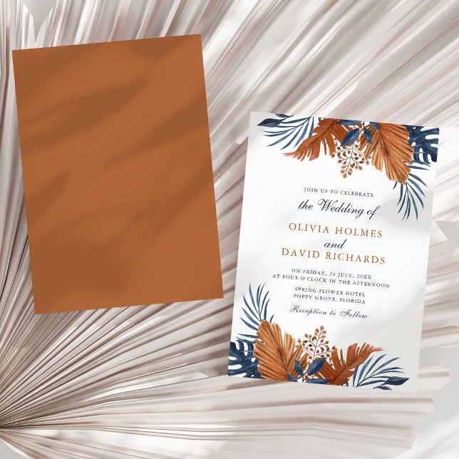 Invitación Boda de Hojas Marrón Rústico y Azul Medianoche (Rustic Brown and Midnight Blue Leaves Wedding Invitation on a sunny neutral dry palm leaf.)
