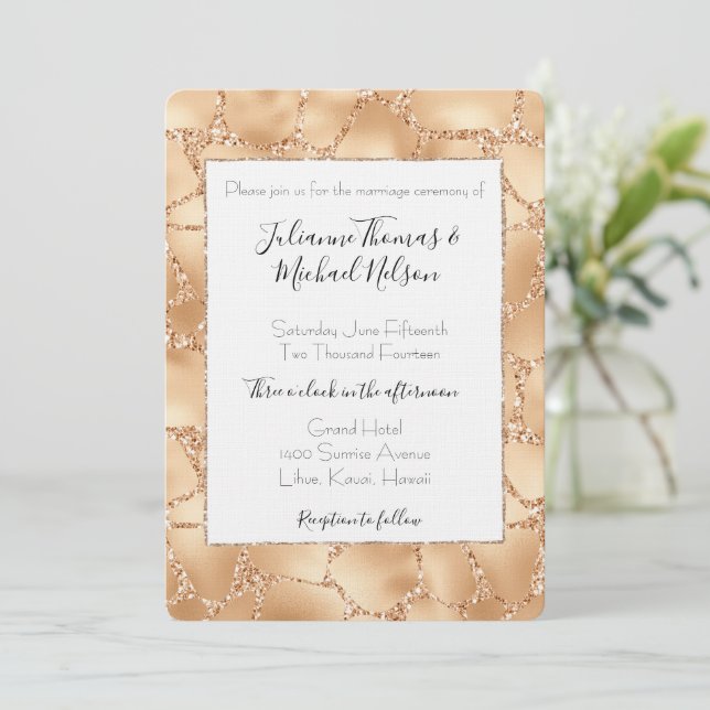 Invitación Boda de impresión Glitzy Giraffe Gold Peach (Anverso de pie)