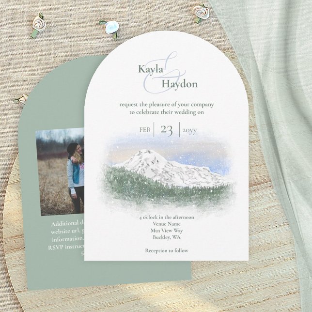 Invitación Boda de invierno con nieve que cae en Mt. Rainier (Mt. Rainier, mountain wedding invitation card, spruce pine trees forest, pacific northwest theme)