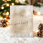 Invitación Boda de invierno de pino dorado de plata<br><div class="desc">Es hora de celebrar su boda invernal maravilloso,  con este lujoso purpurina de copas de nieve brillantes y un bosque de pinos purpurinas plateado sobre un elegante fondo metálico de oro falso festividad,  con una moderna tipografía de escritura fresca.</div>